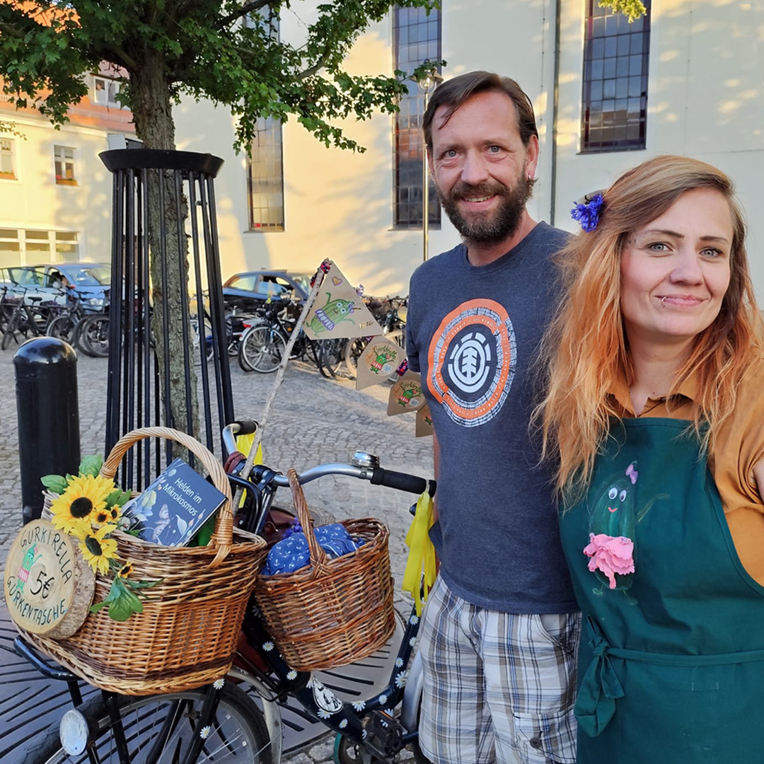 Gurkirella Markeninhaber Sandra und Daniel mit ihrem neuen Verpackungsdesign